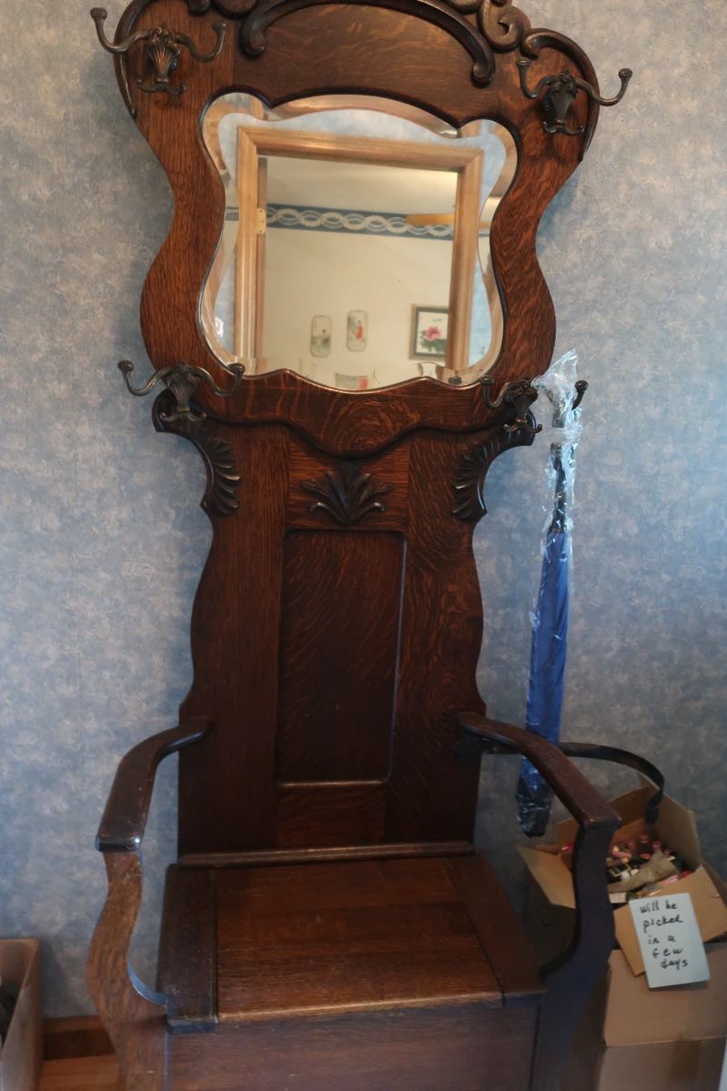 Hall tree with bench The chair opens up for storage.