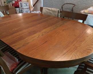 Circa 1910? oak pedestal table with 6 chairs, 3 leaves and pads