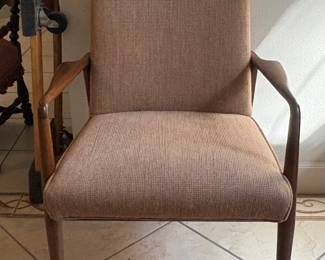 $850 MCM Table and chairs (this is a part of a set)