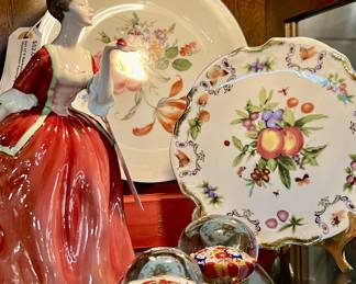 I Godinger Vintage Decorative Plates, Art glass Paperweights, Royal Doulton Porcelain Figurines