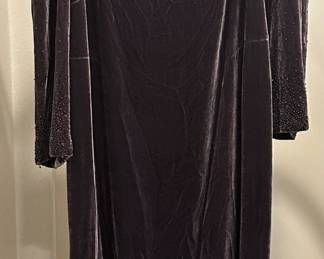 Vevet Elizabeth Emanuel vintage full length gown. Beautifyl sleeve embellishments adding a touch of glamour in subtlety Size 18