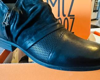 Miz Mooz New York black ankle boots. Women's 8.5. Not worn. Style 'Slinky.'