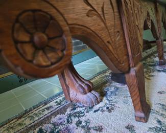 Closeup of 'Paw' feet on Child's 'COLLASPABLE' Bench.
