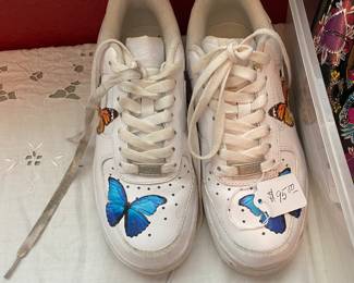 Dozens of pairs of shoes, size 8/9