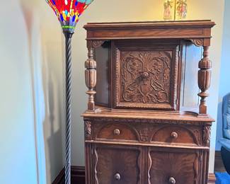 VINTAGE EARLY 1900'S ORNATE HEAVILY CARVED HUTCH
