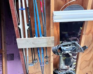 Skis, snowboard