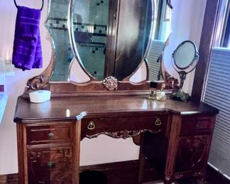 Antique vanity with mirror