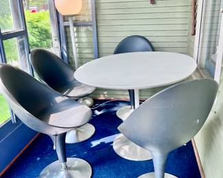 Set of 4 modern design egg chairs with chrome and oval table