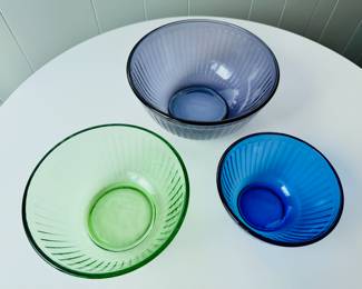 Fun three piece Pyrex nesting bowl set