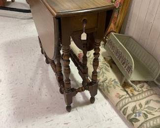 Drop leaf table with twist legs