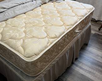 Full mattress and box spring