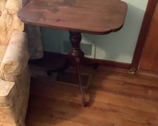 Older pedestal end table measures 27 w x 19 d x 28 h