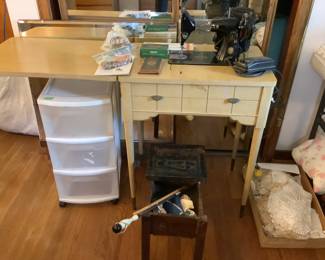 Antique singer sewing machine in the cabinet plus accessories…presale $100