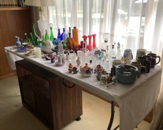 Large number of bottles, perfumes, mugs, miniatures
