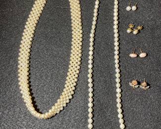 Pearls with 14 karat gold claps. Earrings with 14 karat.