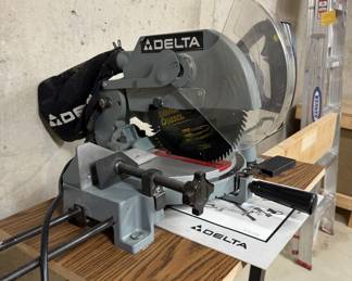 Delta miter saw