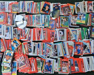 BASEBALL CARDS LOT