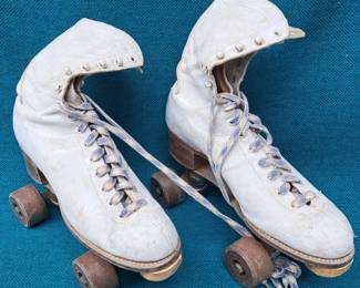 ROLLER SKATES