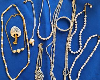 VINTAGE COSTUME JEWELRY LOT