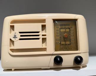 #43 Vintage Emerson radio $25.00