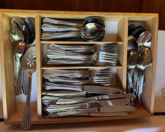 Flatware set