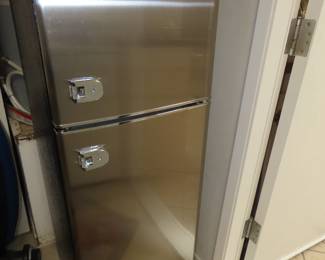 Frigidaire upright fridge/freezer. Apt size.