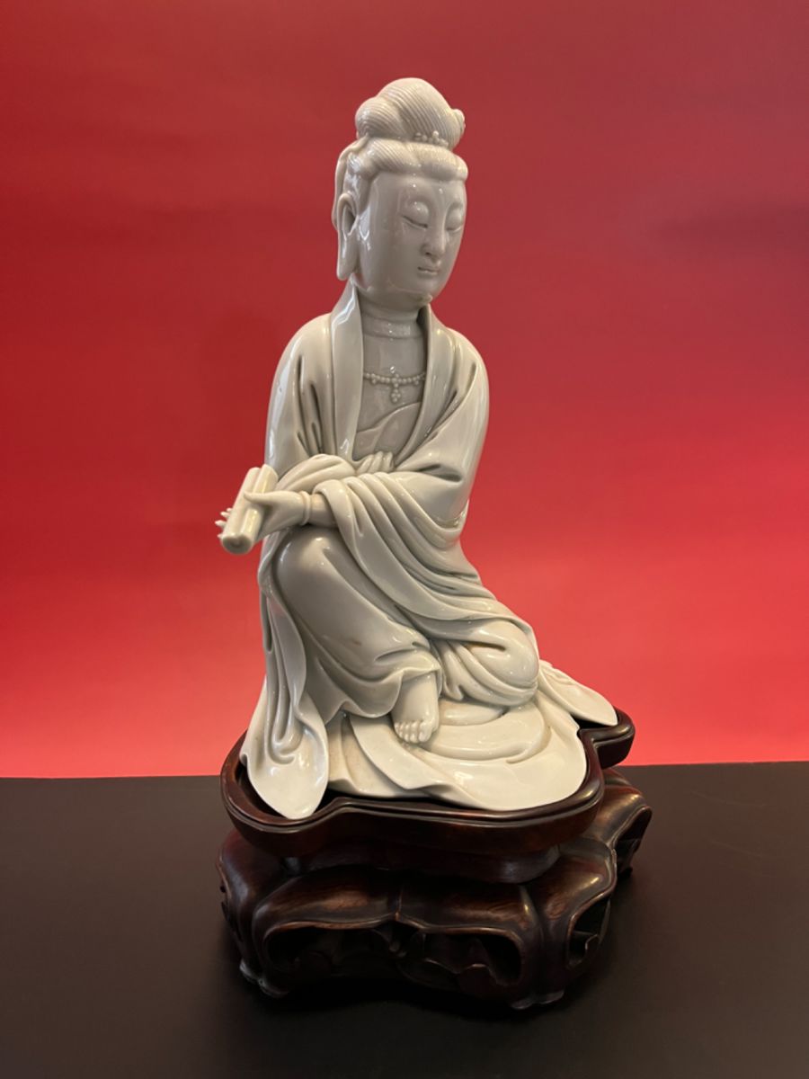 A Qing dynasty Dehua blanc de chine porcelain figure of Guanyin, 18th/19th century, excellent condition