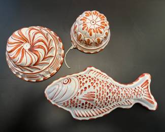 Decorative ceramic molds in white and rust