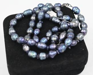 Black pearl necklace