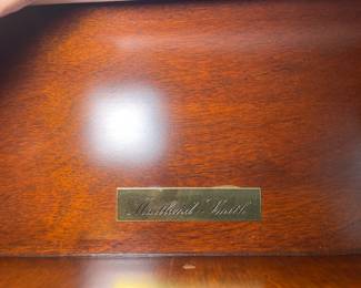 20TH CENTURY MAITLAND SMITH MAGHOGANY BOOKCASE CABINET WITH GILT-TOOLED LEATHER TOP