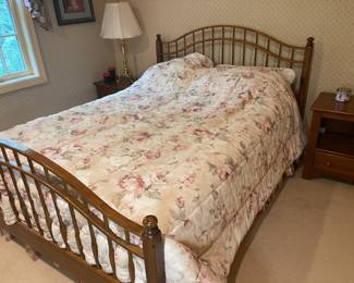 ETHAN ALLEN COUNTRY CRAFTSMAN QUEEN SIZE SPINDLE BED