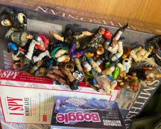 ASSORTED COLLECTION OF VINTAGE TOYS AND BOARD GAMES