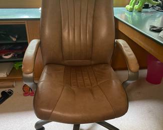 TAN LEATHER OFFICE CHAIR