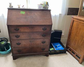 desk, stereo with speakers