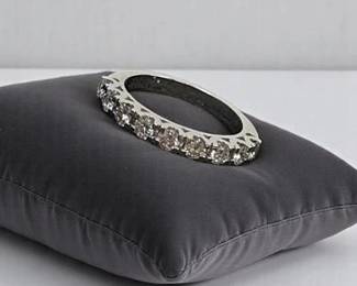 LADIES 18K WHITE GOLD DIAMOND BAND sz 6.5 $950
The Diamonds weight 0.80cts. Clarity grade VS to SI, color grade G -H color. Heavy 4 prong setting. Band tapers from 2.82mm to 2.58mm. Gram weight 4.33. Size 6.5. Excellent condition