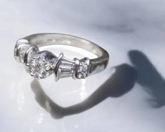 STUNNING 18k WHITE GOLD DIAMOND RING sz 6.5. $1,100
Stunning 18k white gold cluster style ring featuring one round brilliant cut diamond in the center , surrounded by smaller round diamonds. There are tapered baguettes on the side of the shank. Diamond weight 0.75carats. Diamonds have a clarity grade of SI1 and GH color. Gram weight 5.00. Size 6.5.