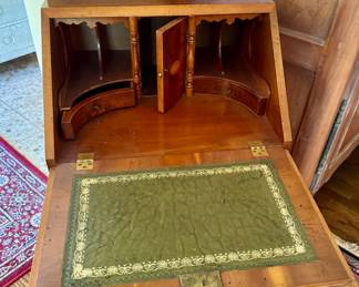 Explore this Preston Hollow estate sale featuring antique furniture, curated artwork, home décor, vintage collectibles, glassware, rugs and a Toyota Camry—double the inventory from two designer-appointed Dallas homes. Discovery Estate Sales.
