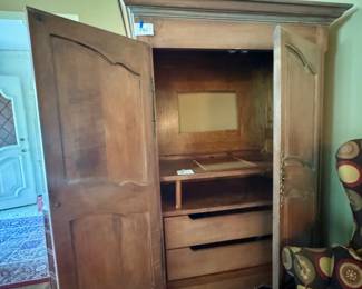 Explore this Preston Hollow estate sale featuring antique furniture, curated artwork, home décor, vintage collectibles, glassware, rugs and a Toyota Camry—double the inventory from two designer-appointed Dallas homes. Discovery Estate Sales.
