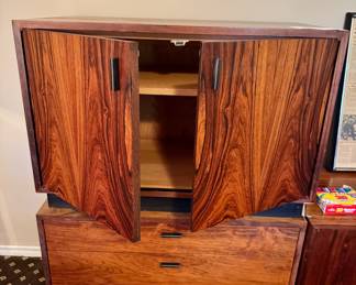 Explore this Preston Hollow estate sale featuring antique furniture, curated artwork, home décor, vintage collectibles, glassware, rugs and a Toyota Camry—double the inventory from two designer-appointed Dallas homes. Discovery Estate Sales.
