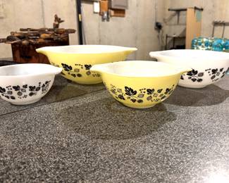 Pyrex Gooseberry set of 4 nesting bowls. Yellow and white