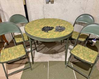 Vintage card table and 4 chairs in excellent condition!