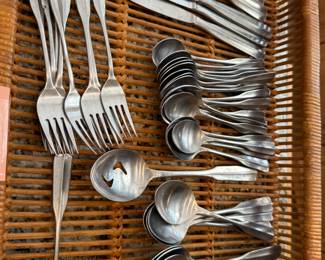 Stainless flatware set