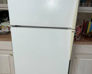 Nice Amana 2-dr fridge