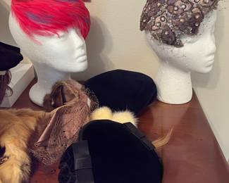 SEVERAL VERY STYLISH WOMEN'S HATS