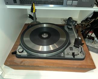 CLASSIC DUAL 1019 TURNTABLE. EVERYTHING WORKING, BUT A BIT SLOW ON 33 - PROBABLY NEEDS LURICATION.