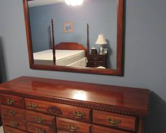 Very nice Queen Bedroom set