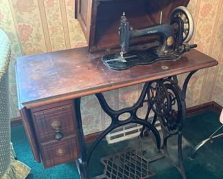 Antique Early 1900s Singer Sewing Machine in Cabinet w/Foot Treadle!