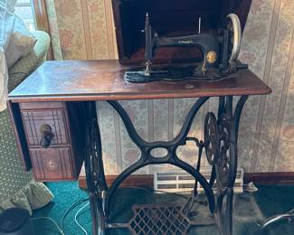 Antique Vintage Singer Sewing Machine in Cabinet w/Foot Treadle