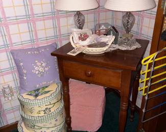 Antique Small Accent Table w/Drawer!