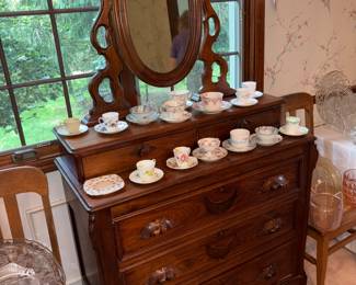 Antique Victorian 5 Drawer Dresser!